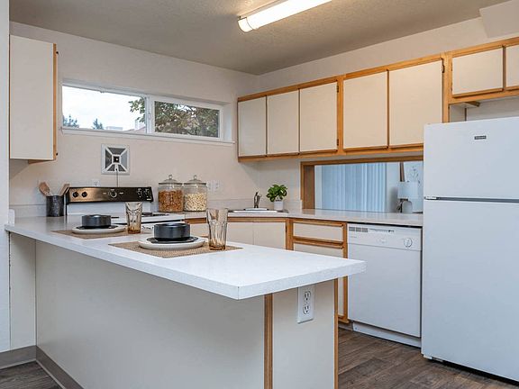 The Montavilla | Dogwood 2x1.5 K Kitchen with white appliance package