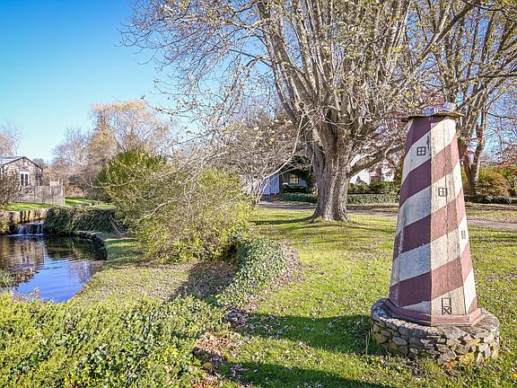 Bailey's Brook / Front yard