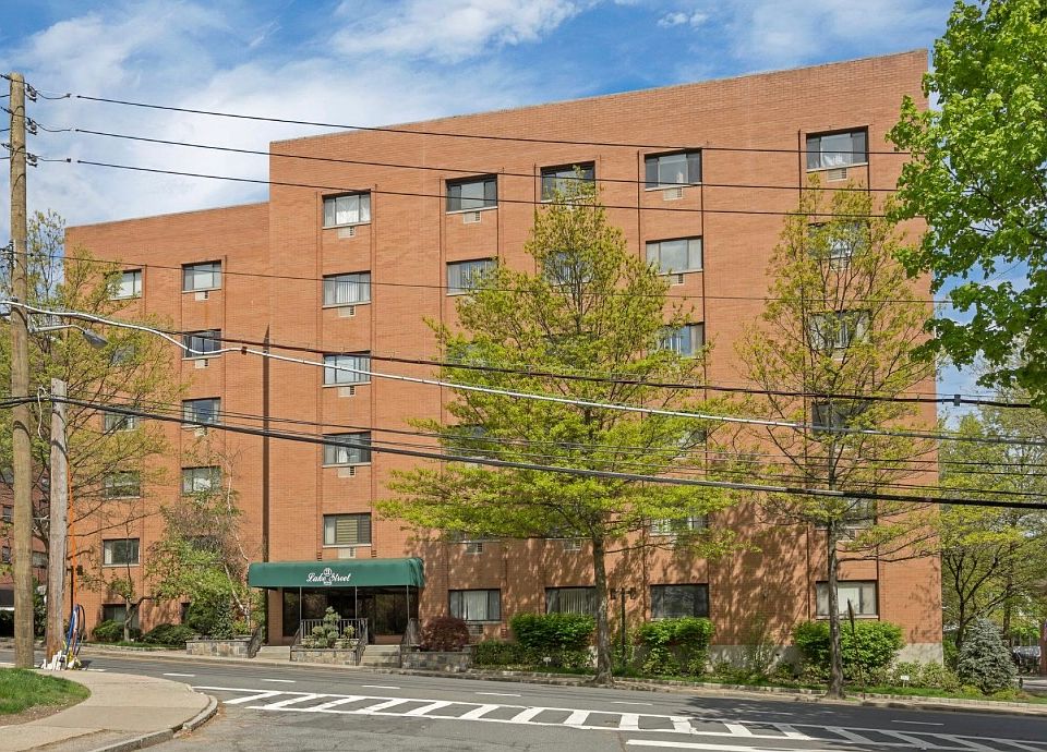 1st image of 21 Lake St APT 1B