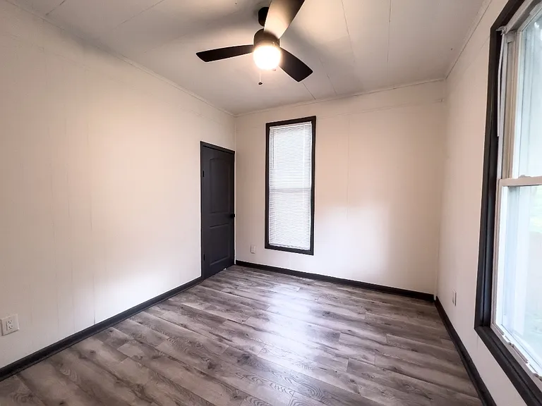 1424 E Broadway St — Photo 14