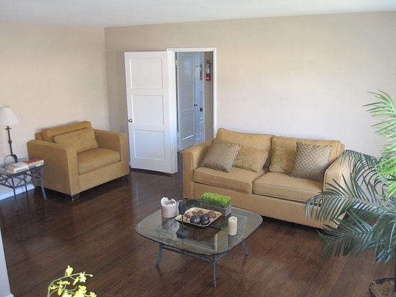 3rd image of 4121 Santa Rosalia Dr APT B