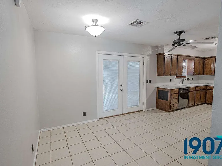 1618 Village Dr — Photo 8