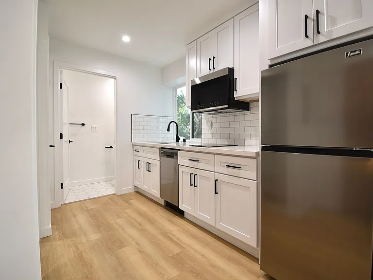 3960 Carpenter Ave — Photo 5