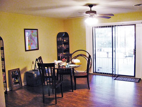Dinning room (open concept - connected to living room)