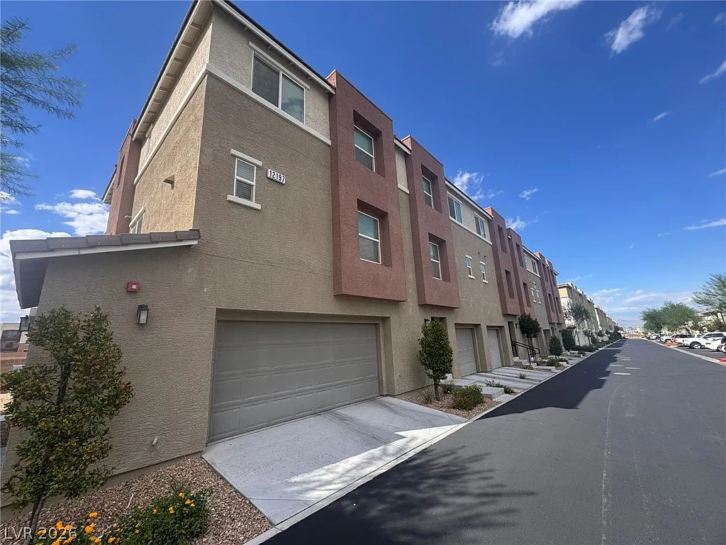 4 bed, 2.5 bath, 1833 sqft, $2,300 — Photo 3