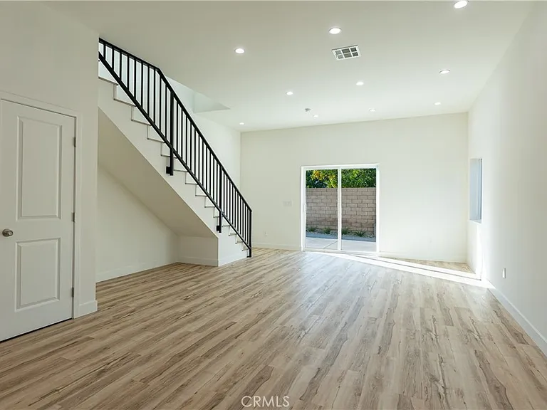 10421 Amigo Ave — Photo 4