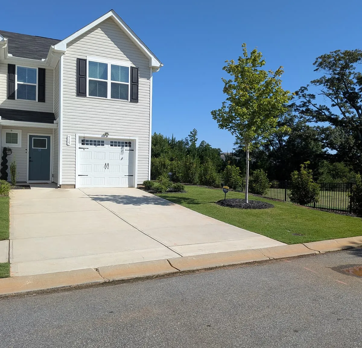 3 bed, 2.5 bath, 1674 sqft, $1,900 — Photo 2