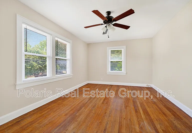 717 E 60th St — Photo 13