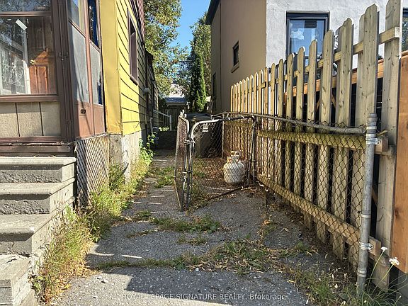 3rd image of 167 Craven Rd