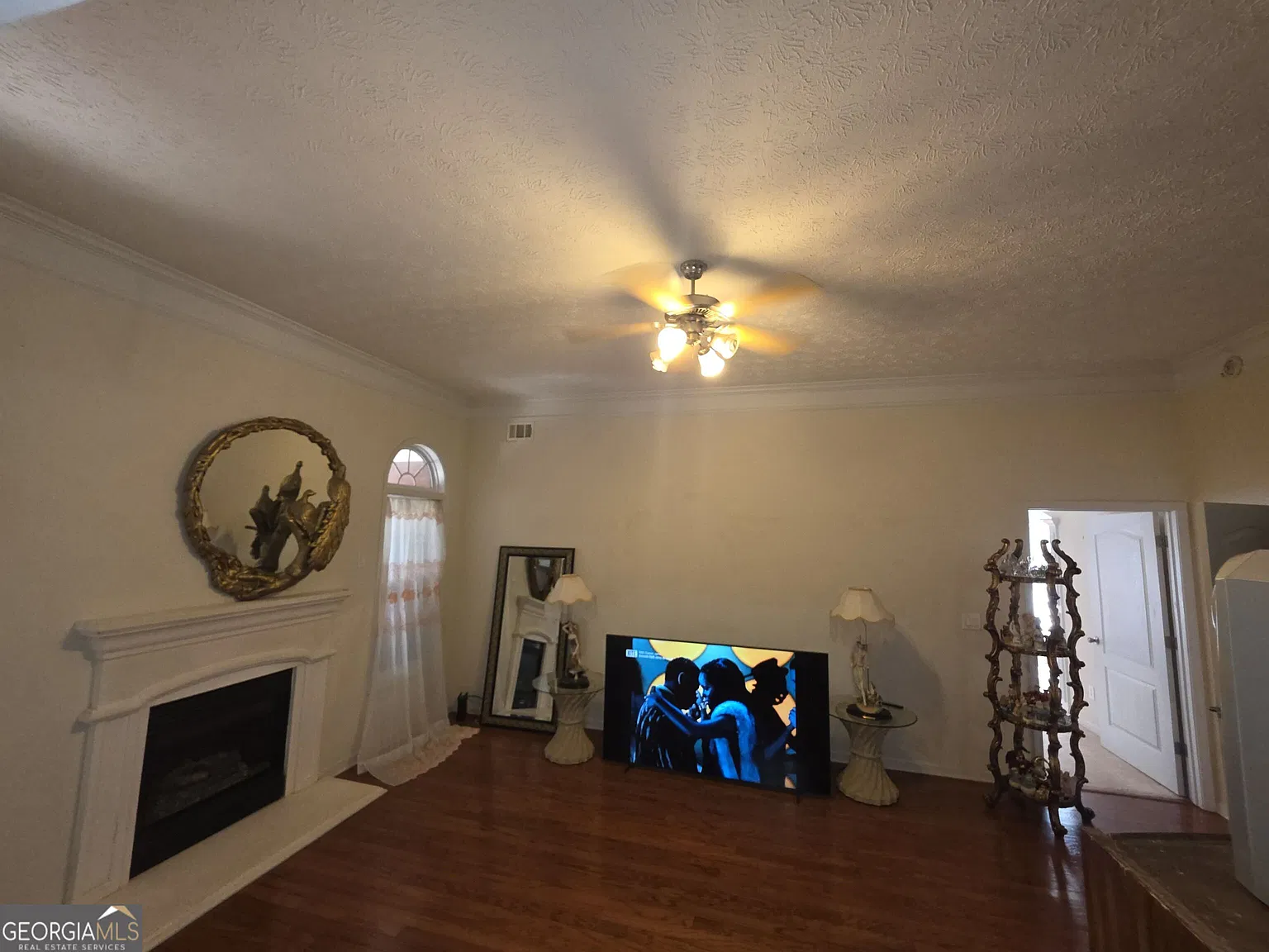 4 bed, 2.0 bath, 2057 sqft, $2,100 — Photo 4