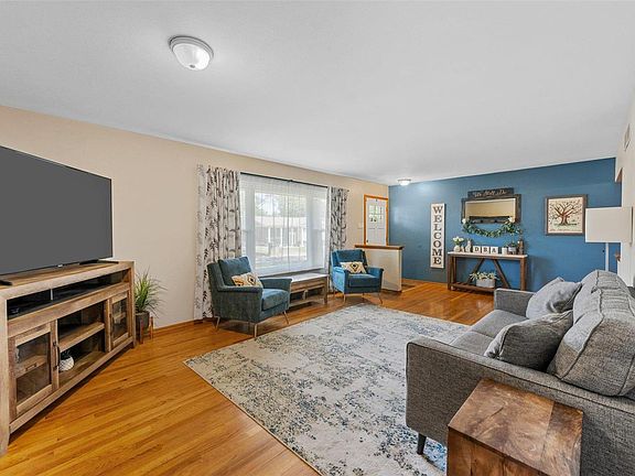 5th image of 1074 Camelot Gardens Dr