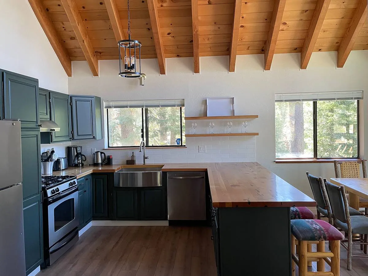 3 bed, 1380 sqft, $6,150 — Photo 3