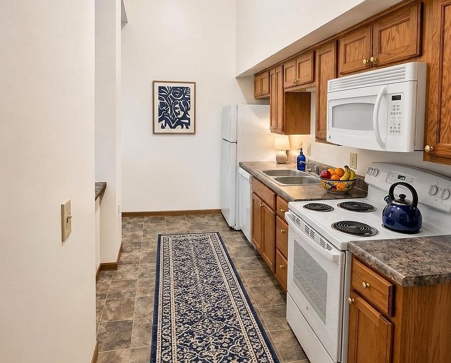 1st image of 1001 NE Atchison Ave #8