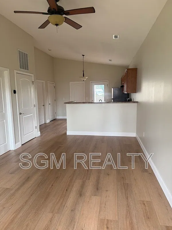 2 bed, 1.0 bath, 723 sqft, $1,200 — Photo 4
