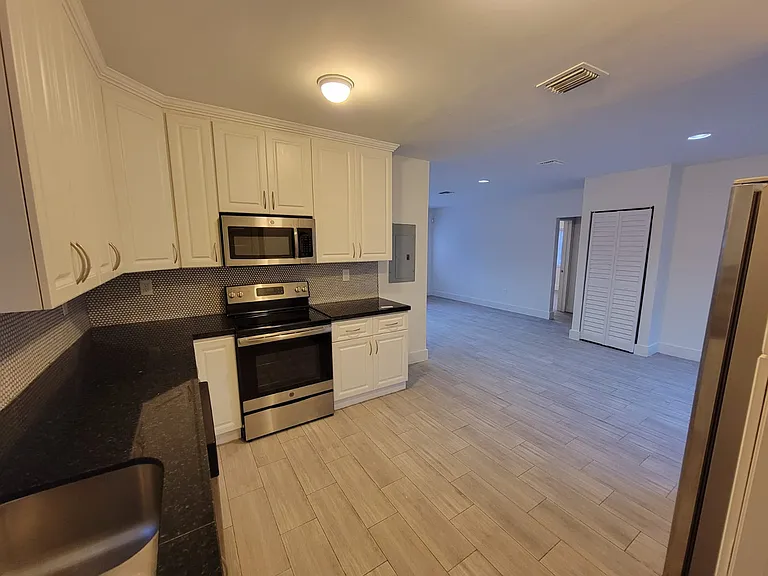 6515 NW 1st Pl — Photo 2