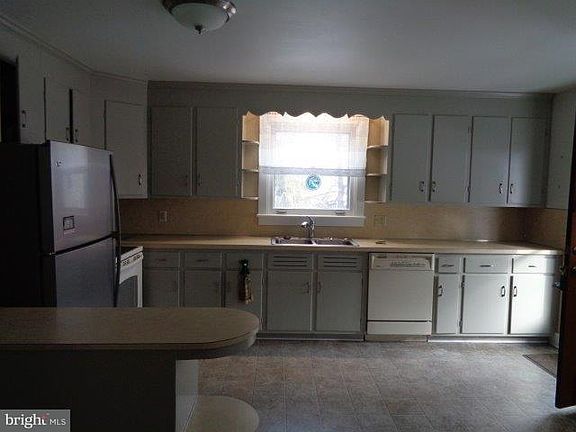 4th image of 7489 Lincoln Way E