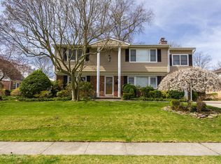 1 Crest Rd, Manhasset Hills, NY 11040