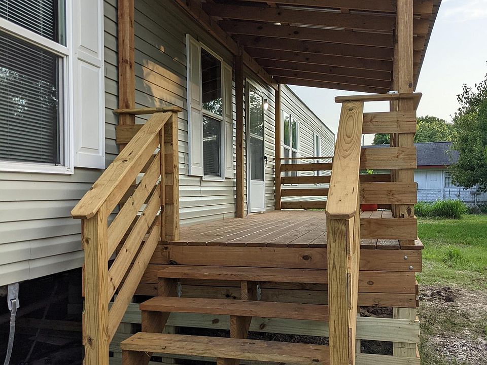 Front entrance with raised covered deck