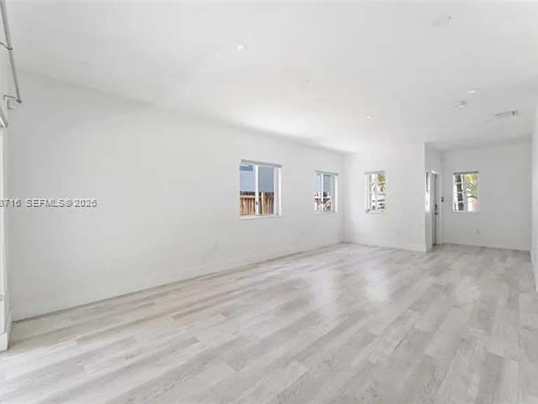 379 NE 31st Ave — Photo 5
