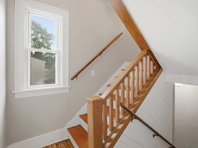 2823 Queen St — Photo 13