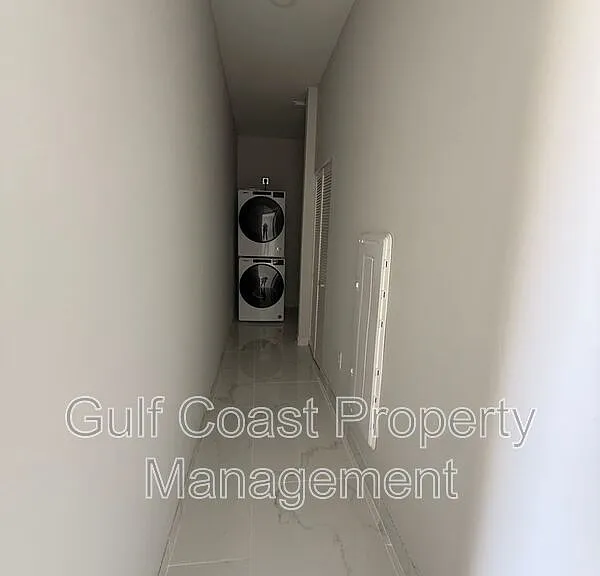 219 NW 23rd Ter — Photo 5