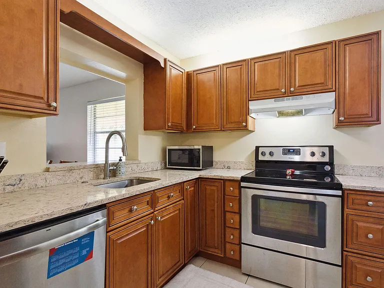 2825 SW 22nd Ave #201 — Photo 11