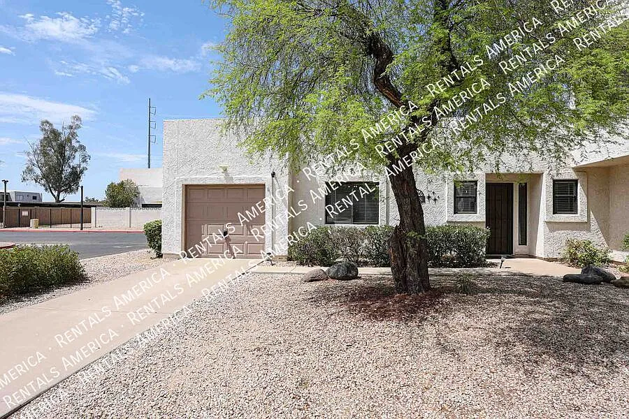 Charming 2-Bedroom, 2-Bath Rental with Private Backyard & Garage — Photo 4