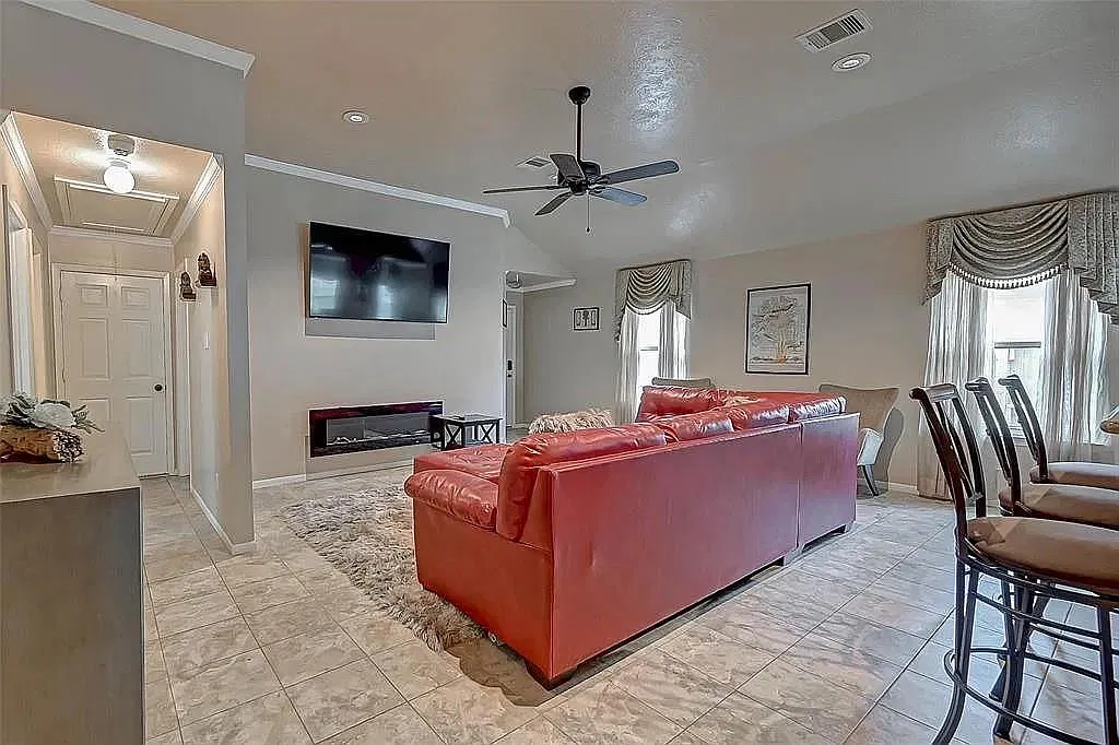 3 bed, 2.0 bath, 1495 sqft, $1,875 — Photo 4