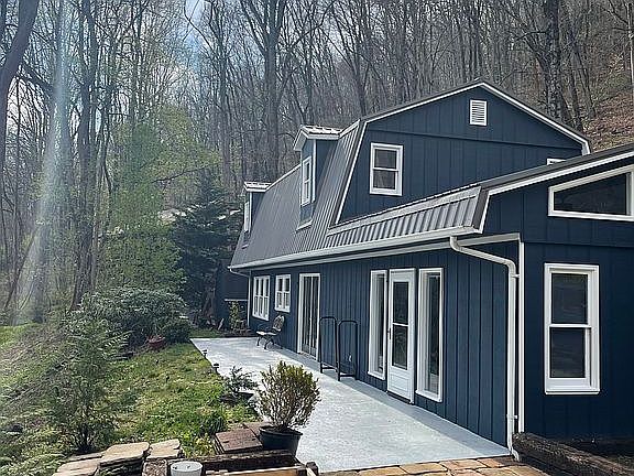 3rd image of 847 Mountain View Dr