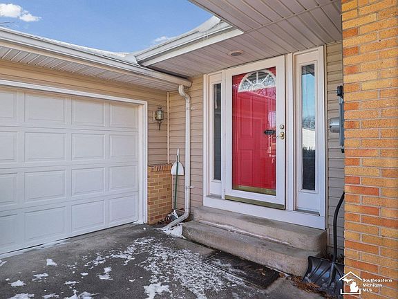 5th image of 943 Western Ave