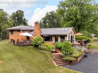 304 Oaklane Dr, Rochester Hills, MI 48306