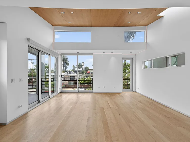 404 Grand Blvd — Photo 2