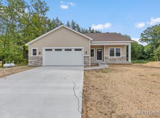 9026 Weston Dr, Coopersville, MI 49404