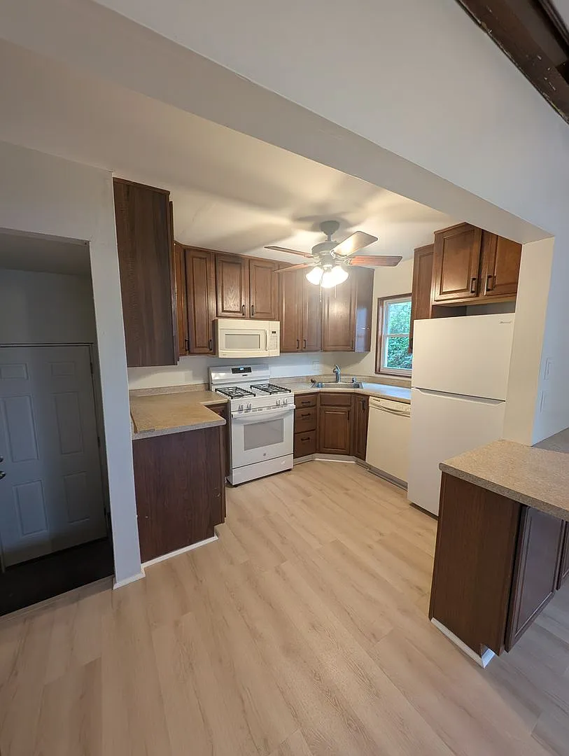 Newly Renovated 3bd/1Bath Home -- Available NOW! — Photo 2