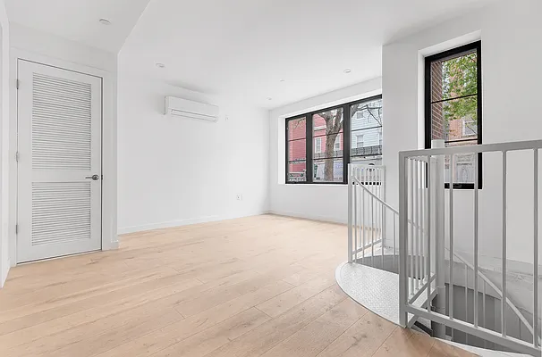 Sold by New York Casas Ltd. | media 4