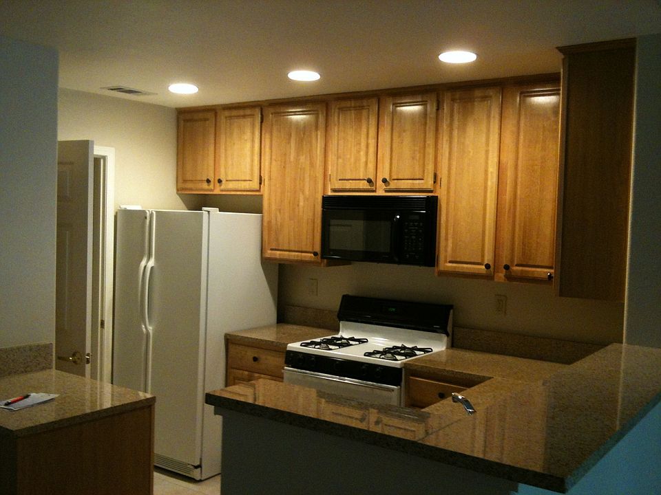 kitchen w/ gas stove