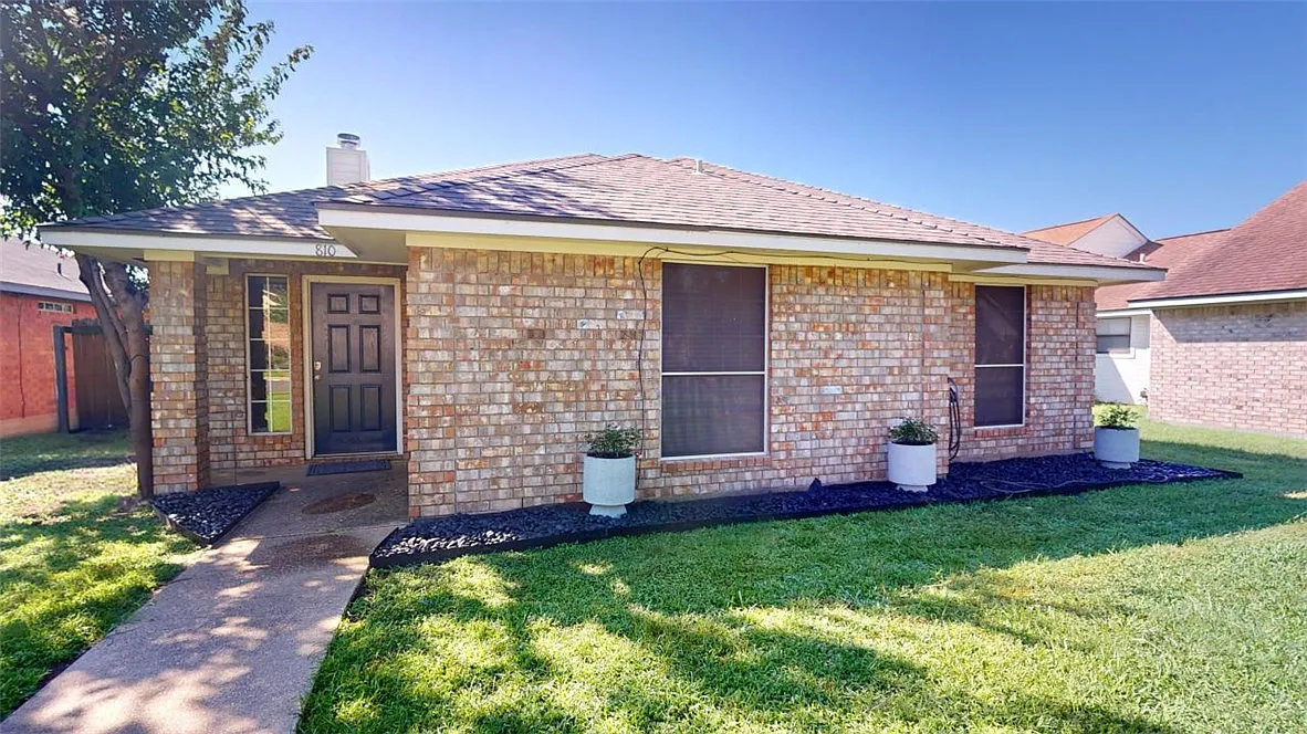 Building Photo - 810 Camellia Ct