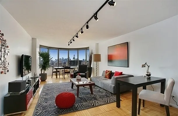 Rented by R New York | media 7