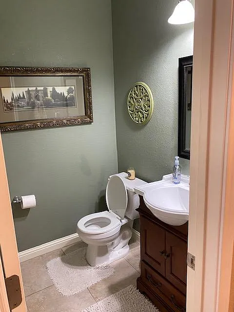 4 bed, 2.5 bath, 2708 sqft, $2,595 — Photo 4