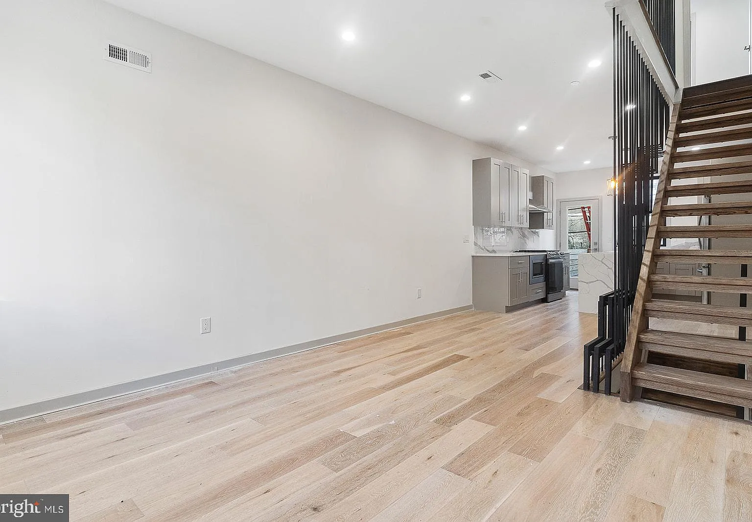 2 bed, 2.5 bath, 975 sqft, $1,850 — Photo 2