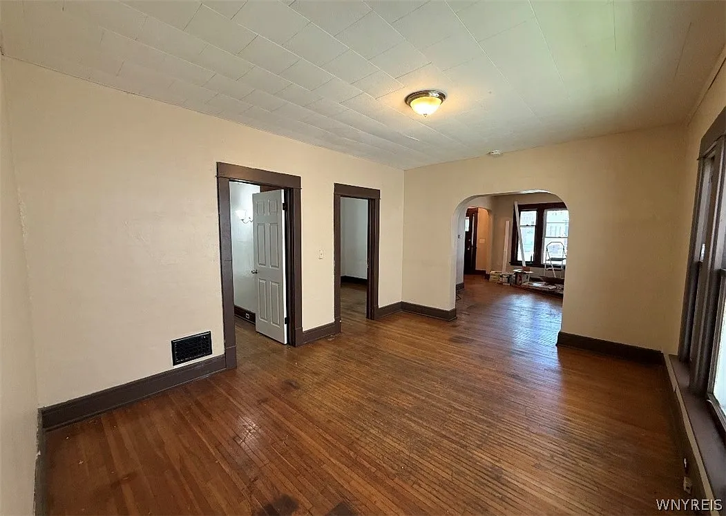 3 bed, 1.0 bath, 2362 sqft, $1,350 — Photo 3