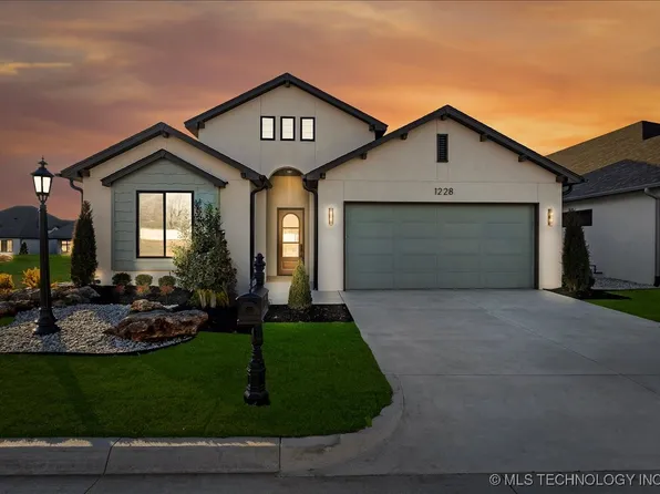 1228 N 72nd St, Broken Arrow, OK 74014