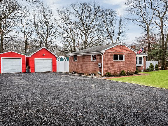 3rd image of 183 Bellport Ave