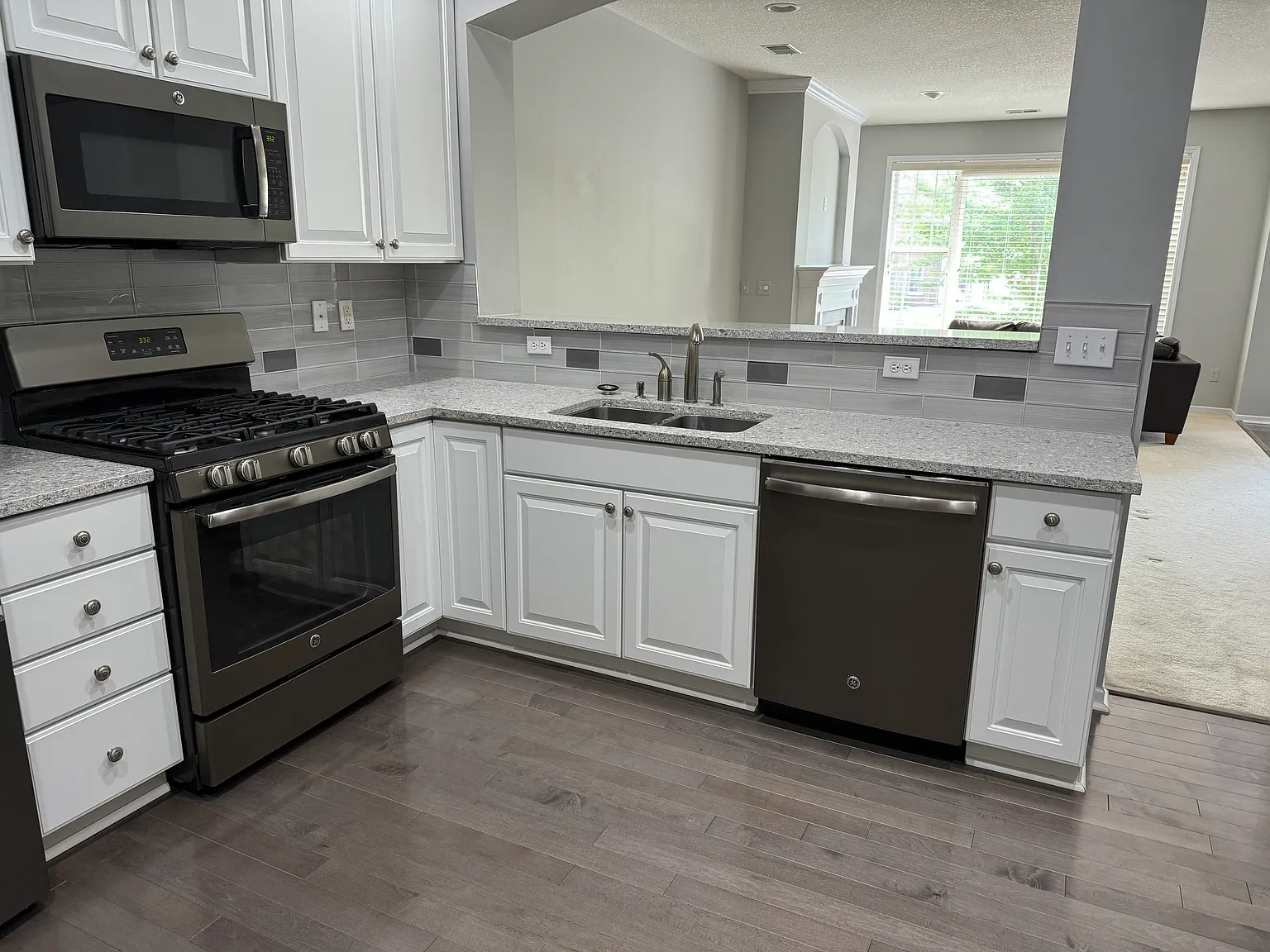2 bed, 1.5 bath, 1589 sqft, $2,400 — Photo 3