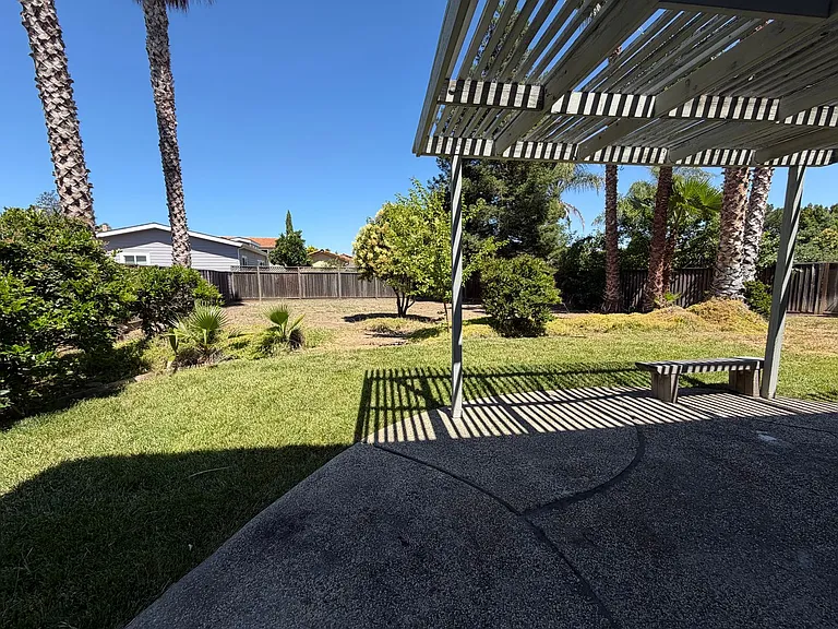 727 Hathaway Ct — Photo 9