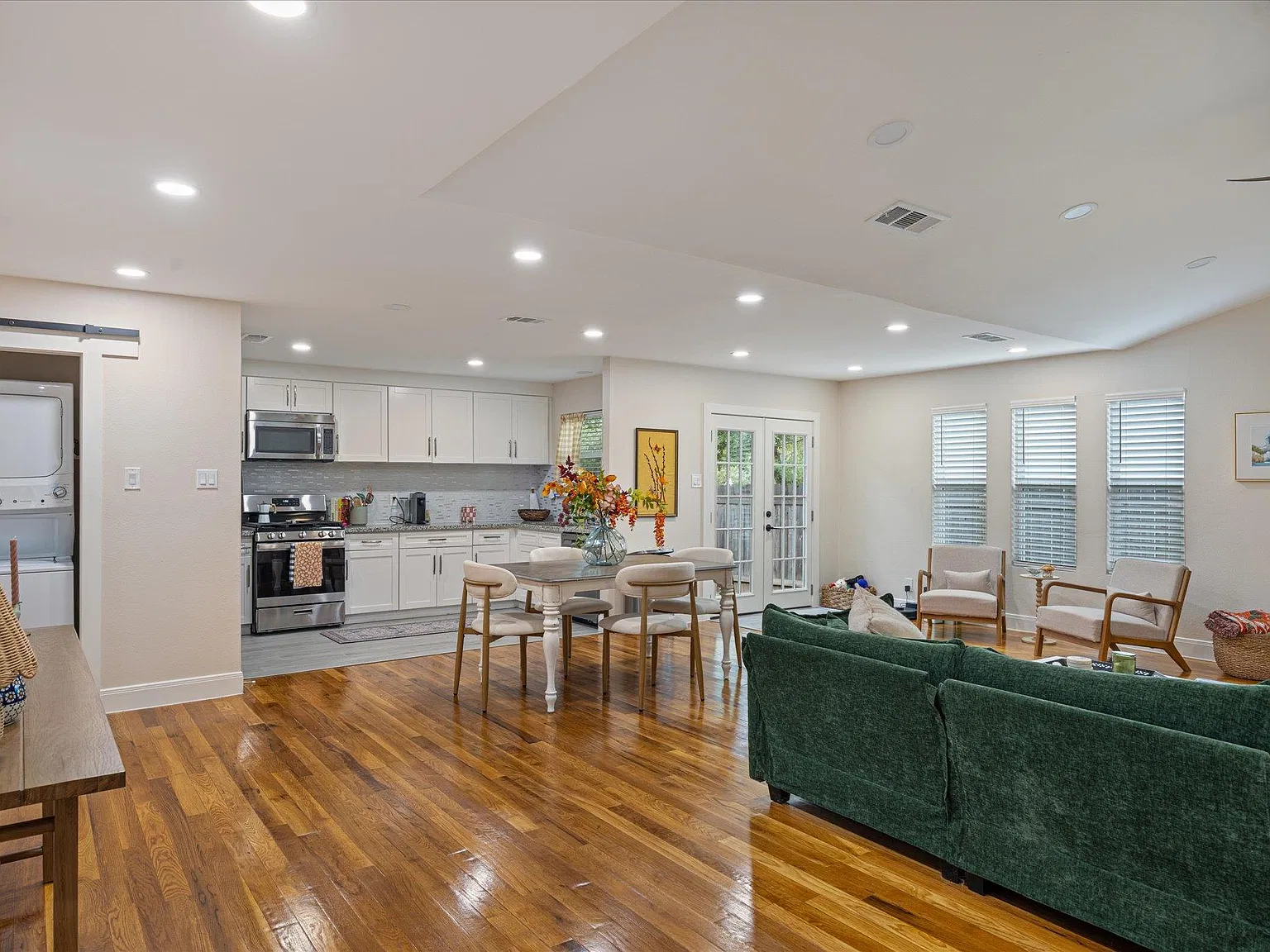 3 bed, 3.0 bath, 1608 sqft, $2,950 — Photo 4