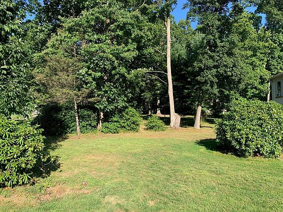 5th image of 388 Edgewood Dr