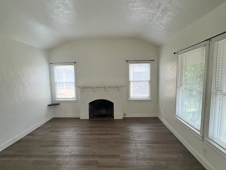 1361 N Safford Ave — Photo 3