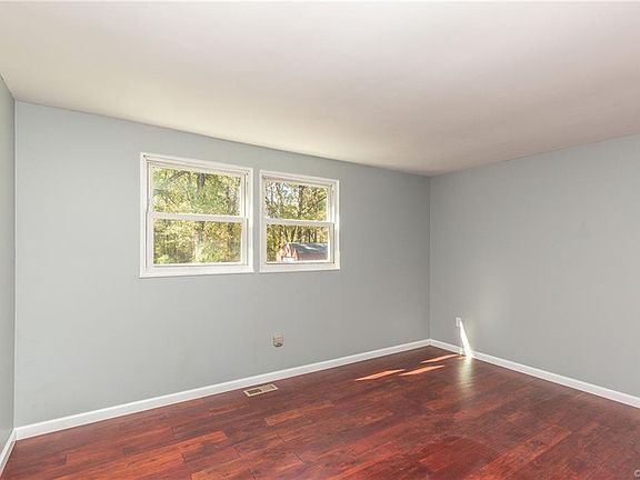 4th image of 9704 Laurel Pine Dr