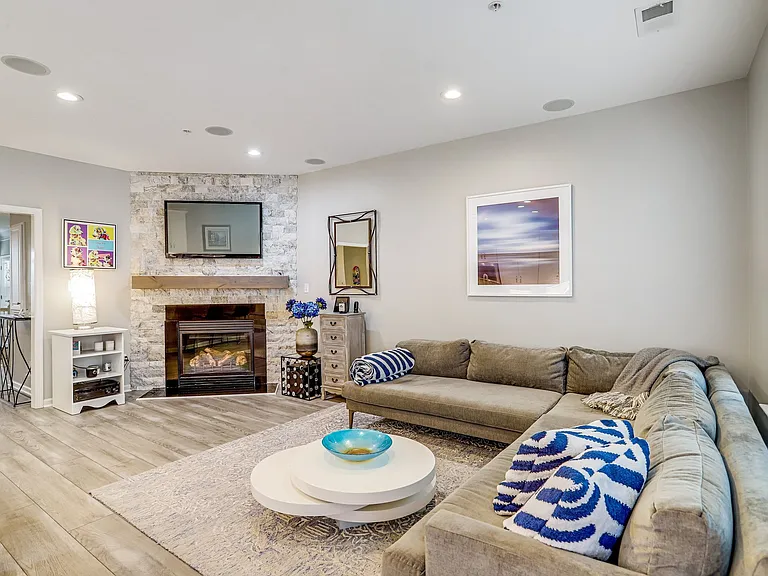 358 Urban Ave #358 — Photo 7